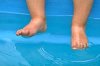 Pies-de-un-bebe-en-una-piscina-.jpg