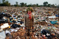 niña de escombros.png