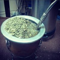 225px-Mate_amargo_argentino_cebado_con_montañita.jpg