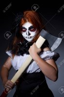22940131-monstruo-mujer-con-el-hacha-en-una-habitación-oscura.jpg