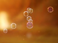86894344-fondo-festivo-con-burbujas-de-jabón-cayendo-cayendo-al-sol-poniente.jpg