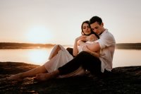 joven-pareja-abrazandose-besandose-sunset-coast-romantica-historia-amor-chica-morena-vestido-l...jpg