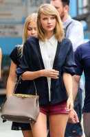 13 Proven Steps On How To Hold Your Purse Exactly Like Taylor Swift.jpeg