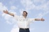 6569364-hombre-muy-feliz-con-los-brazos-extendidos.jpg